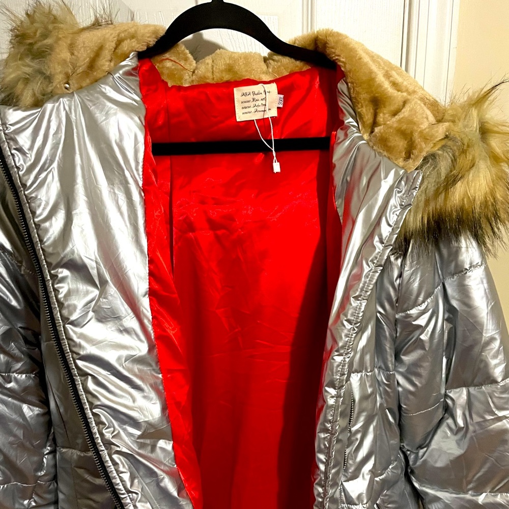 Silver ladies jacket with hood and detachable fur lining